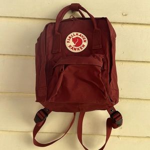 Fjallraven Kanken mini in dark red
